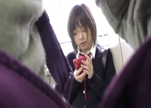 【JKに痴漢】電車内で先っぽ挿入しちゃいました！